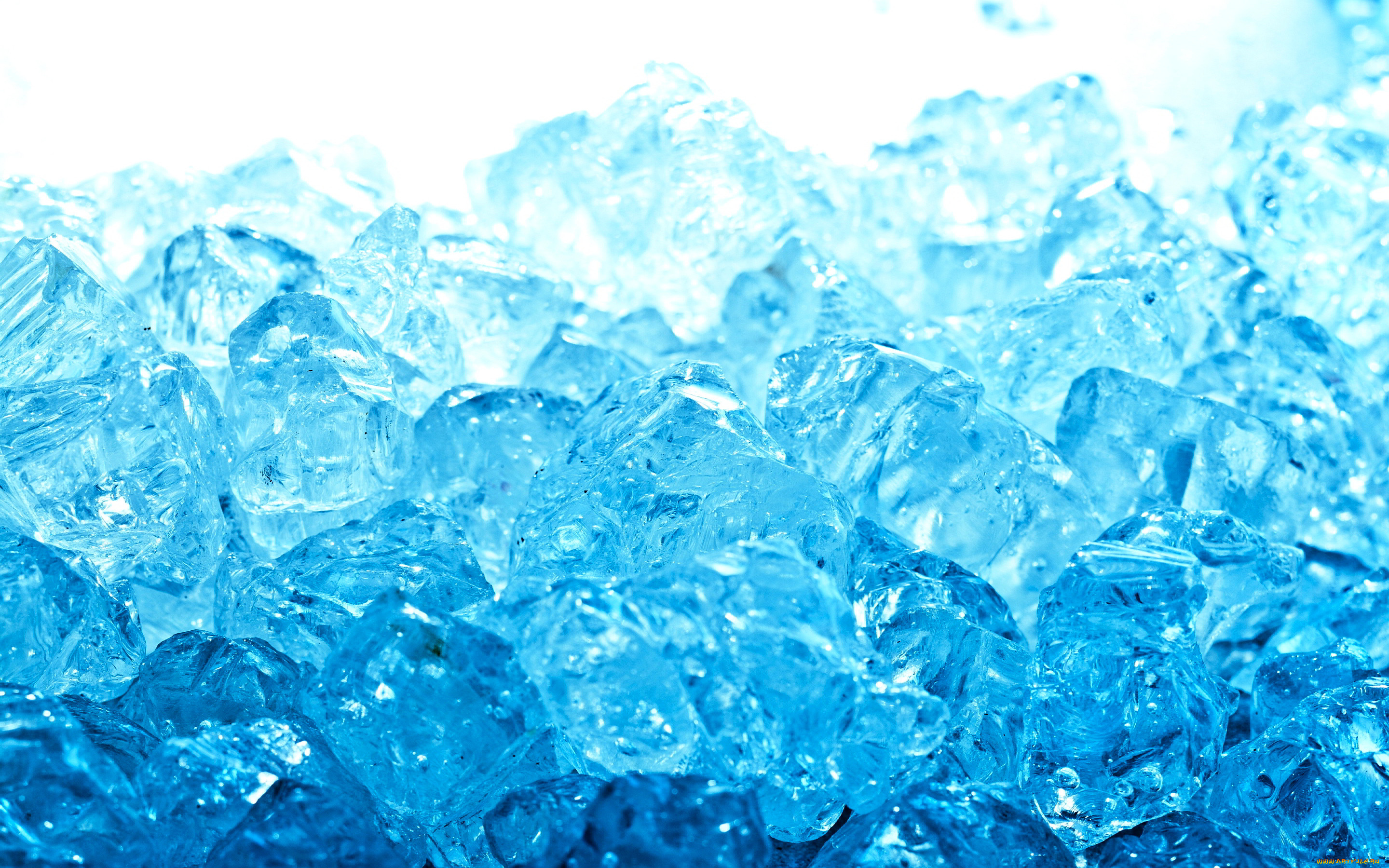Синяя минеральная вода. Лед фон. Голубой лед. Текстура льда. Фактура льда.